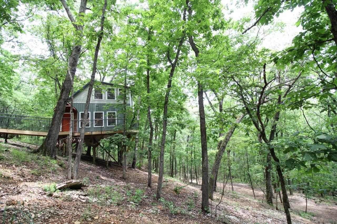 Vila Secluded Treehouse In The Woods - Tree Hugger Hideaway Branson Exteriér fotografie
